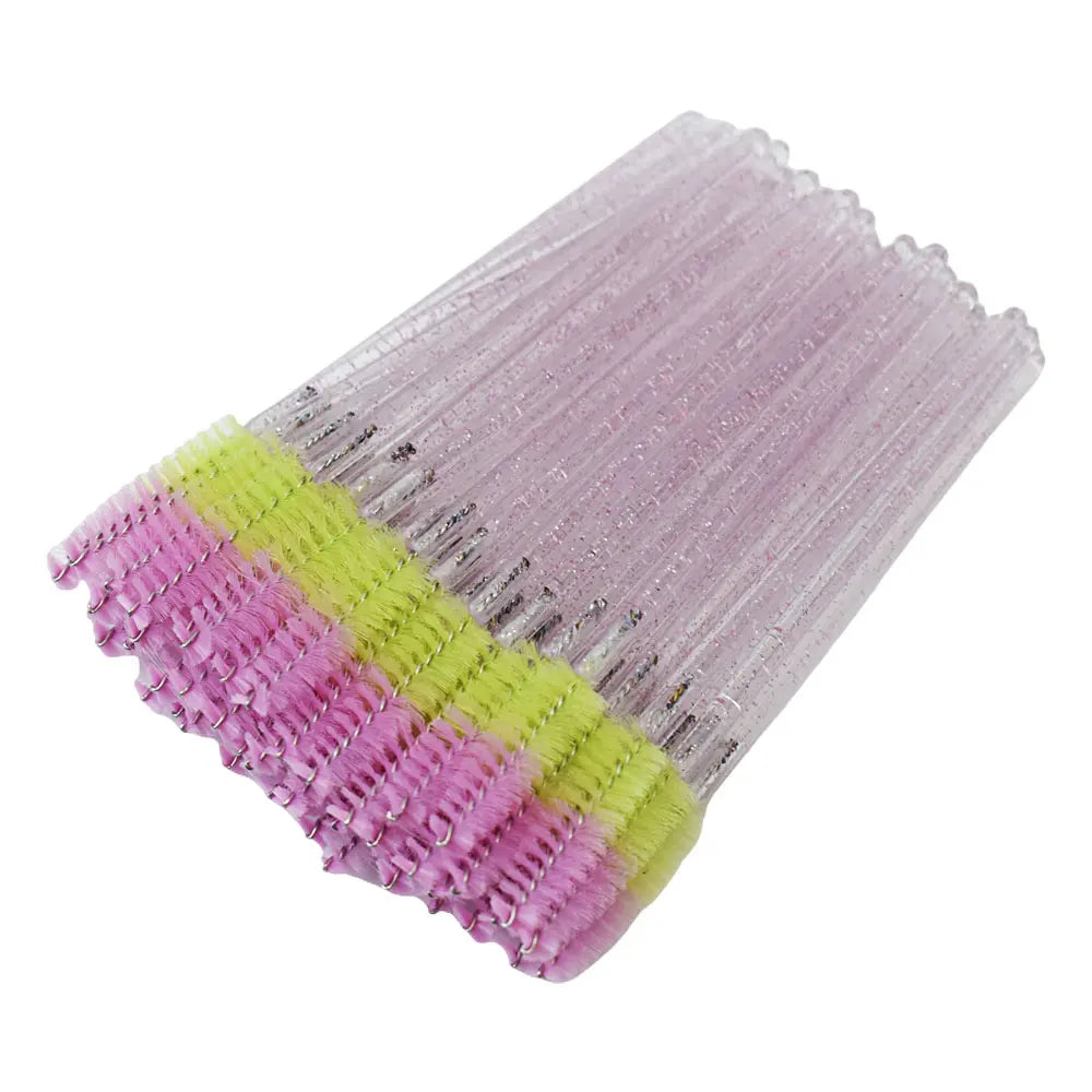 Un set de pinceaux à cils jetables de couleurs mélangées, avec des poils roses et vert lime.