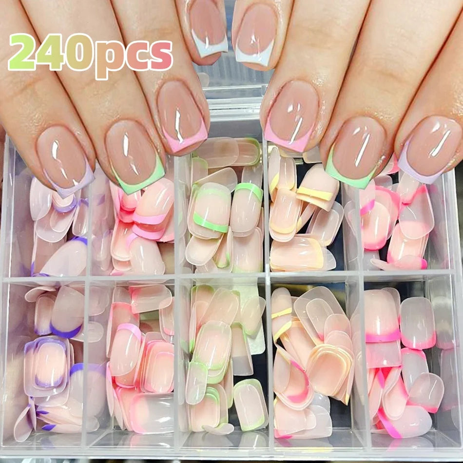 Une boîte de 240 ongles pressions avec différentes couleurs rose pastel, blanc et vert pour un manucure acrylique.