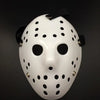 Un masque de hockey blanc avec des œillets noirs et de petits points noirs recouvrant le visage.