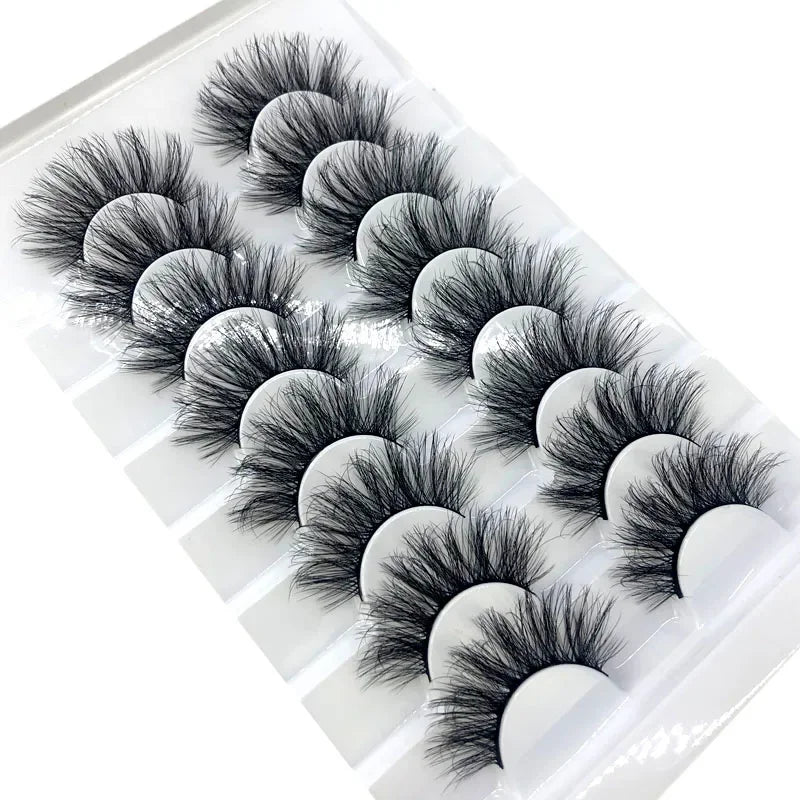 Un plateau en plastique contenant huit paires de faux cils de renard de luxe.