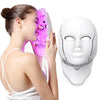 Una mujer usa una mascarilla de terapia facial LED morada en su rostro, con una mascarilla blanca mostrada por separado.