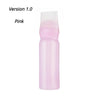 Peigne applicateur de teinture capillaire en silicone rose avec un corps translucide rose.