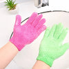 Une main portant un gant exfoliant rose vif à côté d'un gant exfoliant vert lime sur une surface blanche.