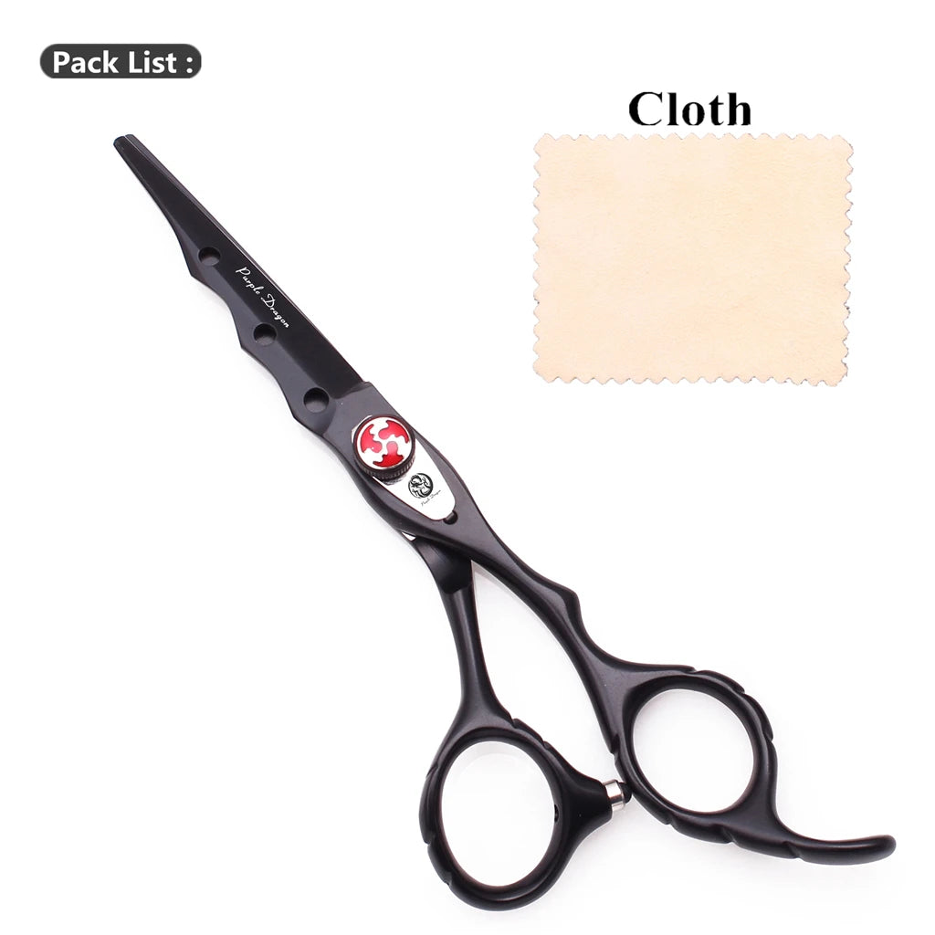 Un par de tijeras profesionales para cortar cabello negras con hoja de acero inoxidable y un paño beige claro.