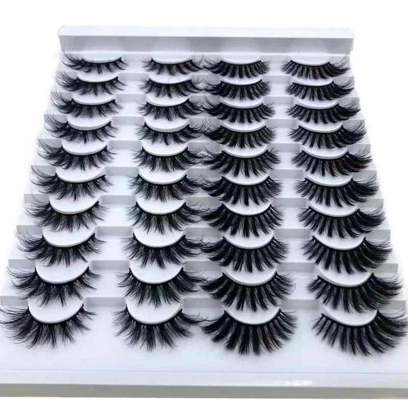 Présentation de faux cils de renard en bandes à fort volume, dans diverses longueurs et styles.