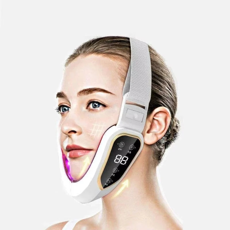 Eine Frau benutzt ein elektrisches Gesichts-Massagergerät auf ihrem Gesicht.