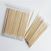 Bolsa de plástico transparente llena de numerosos palitos de madera para detalle y cuidado de cutículas en manicura.
