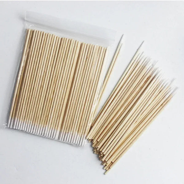 Bolsa de plástico transparente llena de numerosos palitos de madera para detalle y cuidado de cutículas en manicura.
