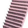 Gros plan d'un ensemble de cils roses avec plusieurs rangées de faux cils foncés.