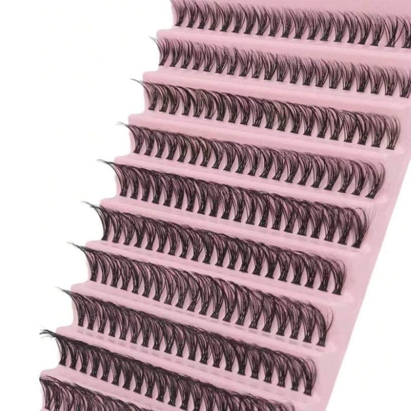 Gros plan d'un ensemble de cils roses avec plusieurs rangées de faux cils foncés.