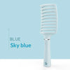 Helles blaues Holz-Scalp-Massager-Haarbürste vor blauem Hintergrund