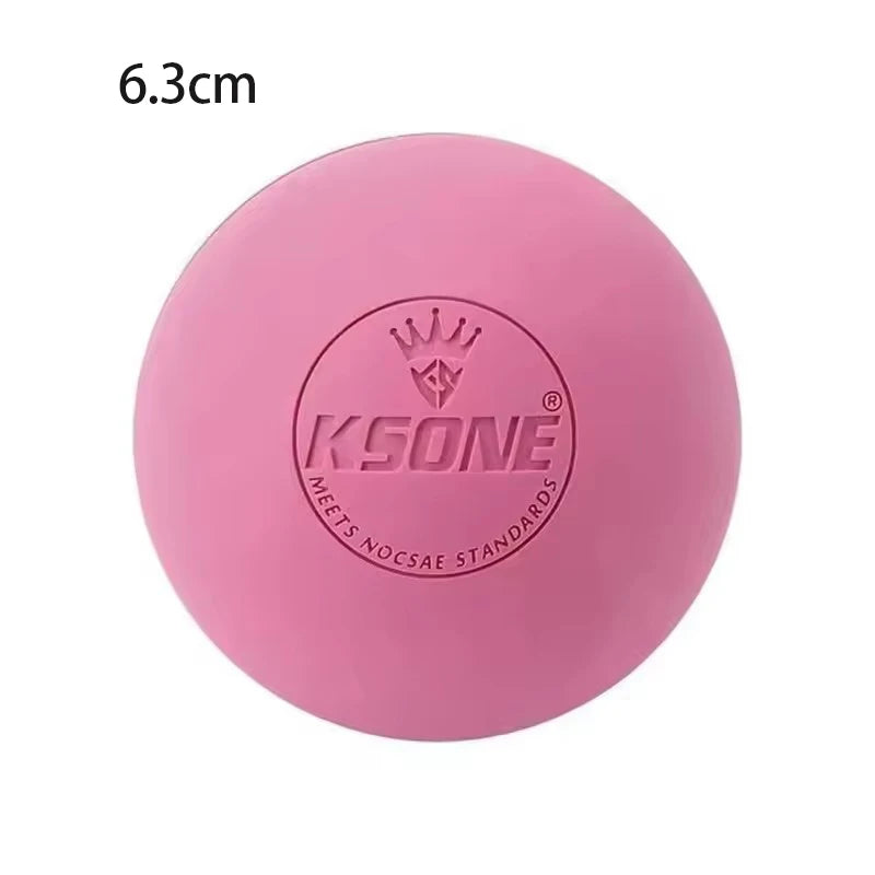 Una pelota de masaje profunda portátil, suave y rosa, con logotipo de corona y una dimensión de 6.3 cm.