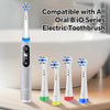 Cepillo eléctrico Oral-B iO blanco y cuatro cabezales de reemplazo sobre una superficie.