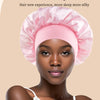 Un mannequin portant un turban ou une coiffe en satin rose pour la coiffure.