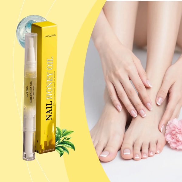 Un bolígrafo de vidrio con aceite para uñas junto a una caja amarilla, con manos aplicando el aceite en los pies.