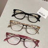 Présentation de trois élégantes lunettes à monture chat-œil en noir, clair et rose.