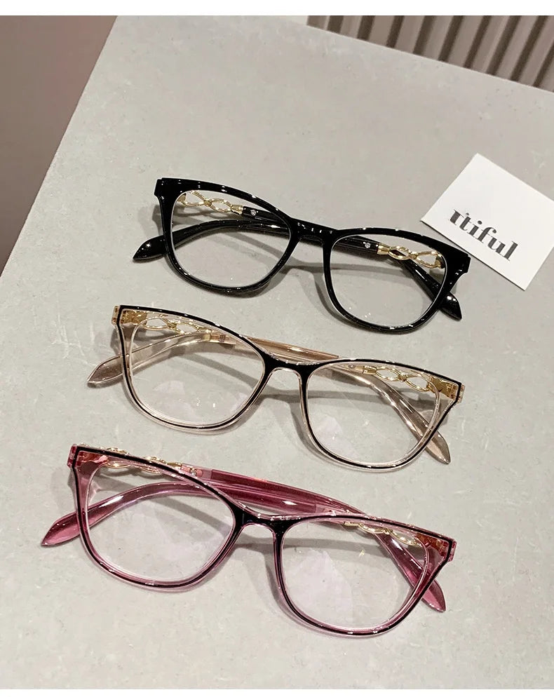 Présentation de trois élégantes lunettes à monture chat-œil en noir, clair et rose.