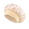 Hellrosa Satin-Haube, aufgerollt, zeigt weiche Stoff und Elastikband.