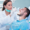 Eine weibliche Fachkraft verwendet einen Deep Clean Dental Scaler bei einem männlichen Patienten in einer klinischen Umgebung