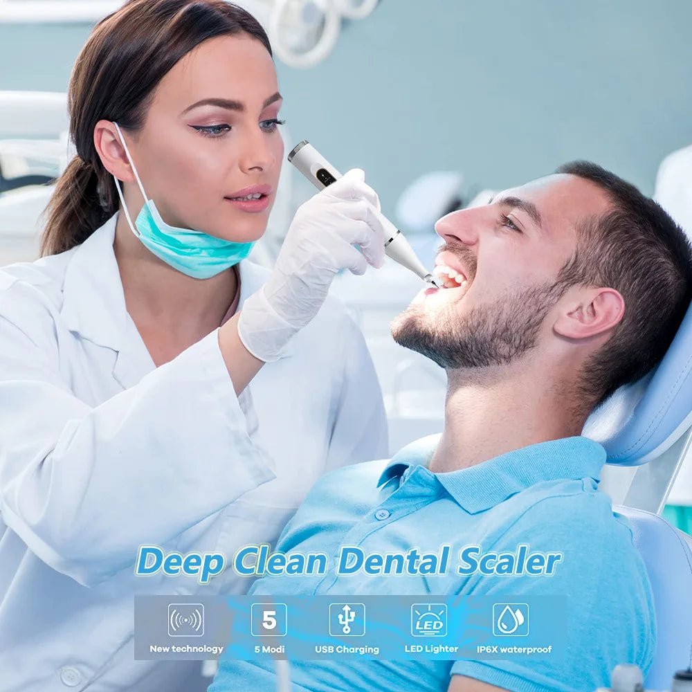 Eine weibliche Fachkraft verwendet einen Deep Clean Dental Scaler bei einem männlichen Patienten in einer klinischen Umgebung