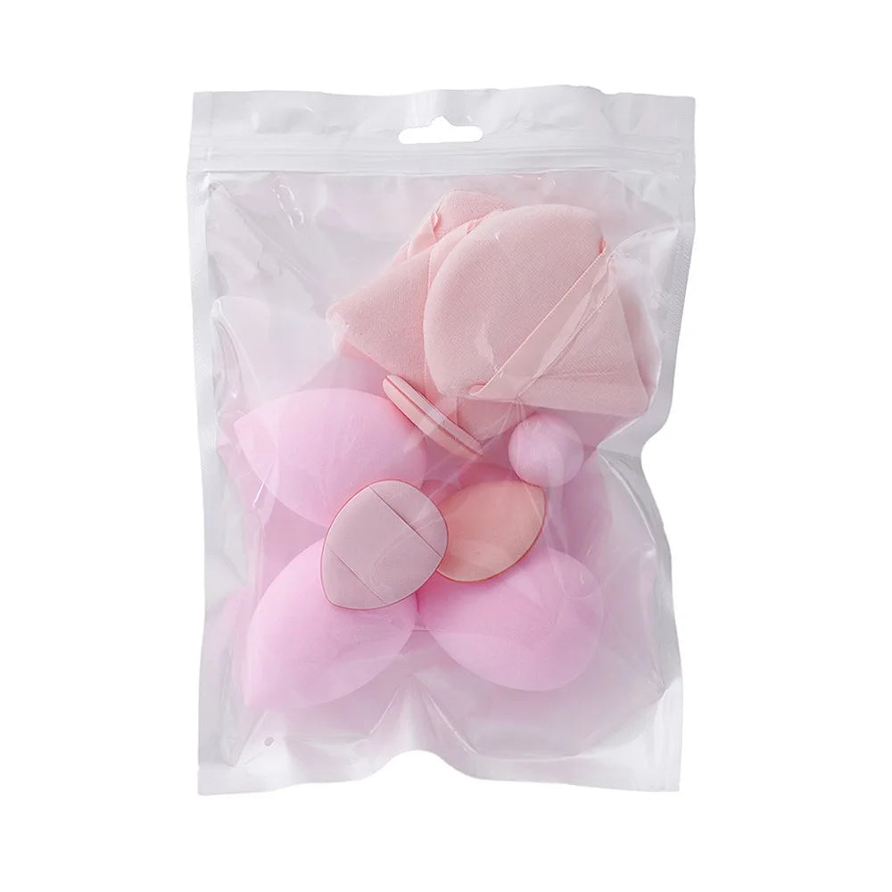 Bolsa de plástico transparente con un set de 12 esponjas de maquillaje multiusos en tonos rosa y melocotón.