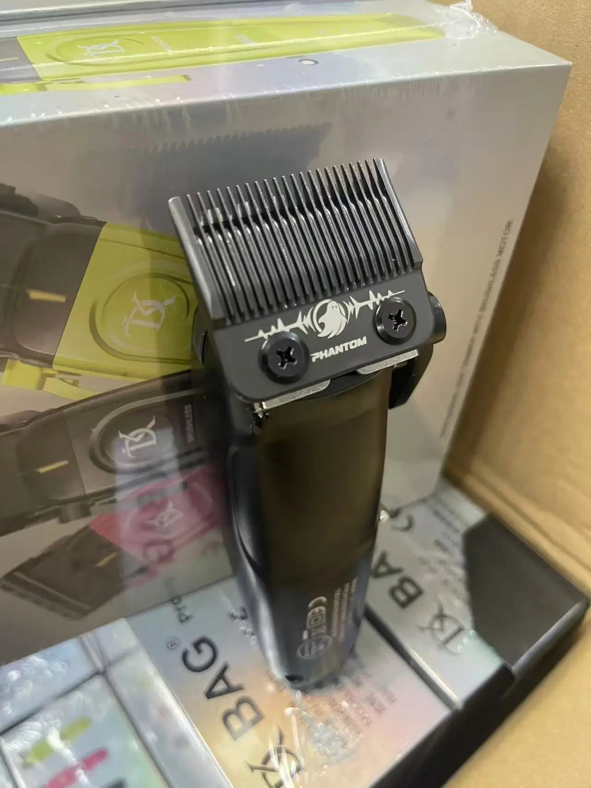 Set aus schwarzen, professionellen Keramik-Haarschneidern in der Verpackung.