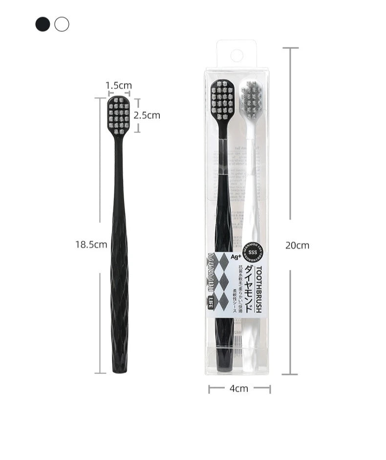 Un set de deux brosses à dents antibactériennes noires présentées dans leur emballage.