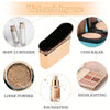 Un set de productos de belleza que incluye un pincel luminizador corporal, corrector, polvo suelto, base y paleta iluminadora