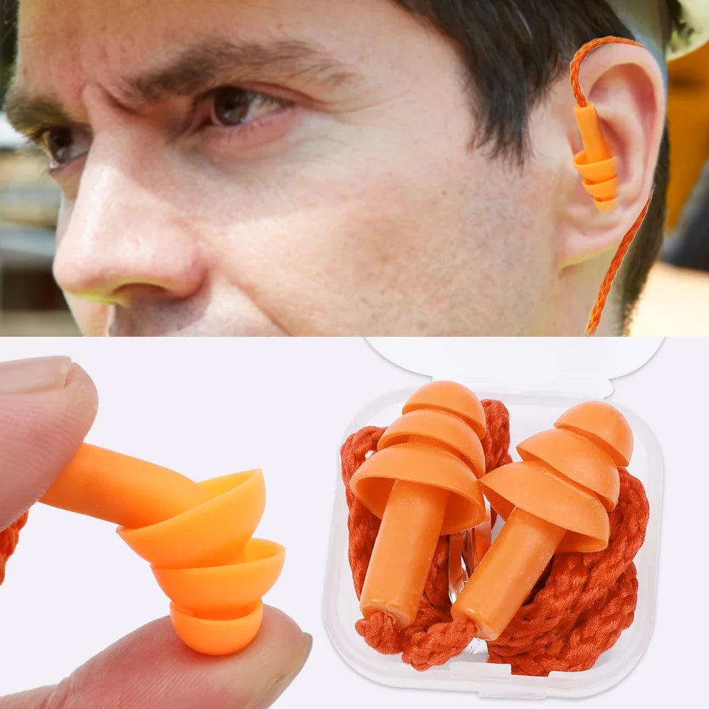 Une main tient un bouchon d'oreille en silicone orange à côté d'un contenant rempli de bouchons similaires.