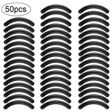 Ein Set von 50 wiederverwendbaren schwarzen Gummi-Lashcurler-Pads in Reihen angeordnet.