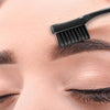 Cepillo para cejas de doble cara y borde negro en uso.