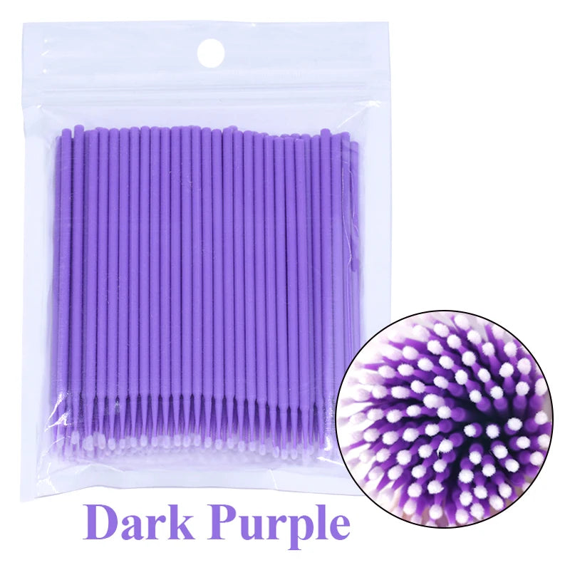 Un pack de pinceaux de précision pour nettoyer et appliquer des cils et extensions de couleur violet foncé.