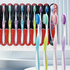 Exhibición de un juego a granel de cepillos de dientes para adultos en varios colores y formas, dispuestos sobre una superfic