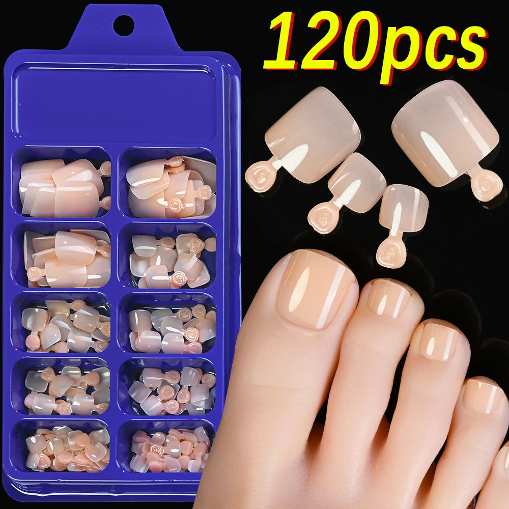 Una colección de 120 uñas postizas en varios tonos y diseños, mostradas junto a una mano.