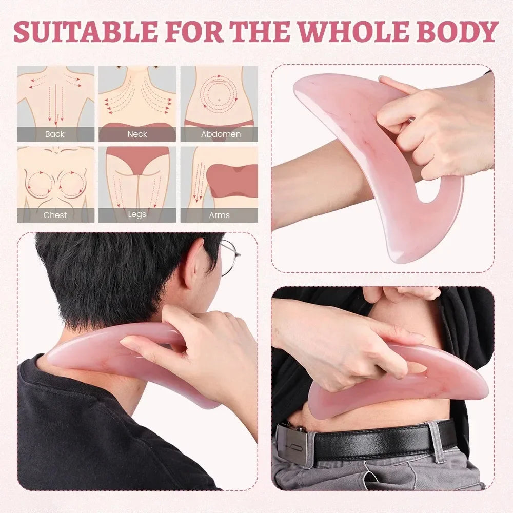 Herramienta Gua Sha de resina rosa utilizada para drenaje linfático facial y corporal.