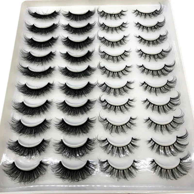 Un plateau de faux cils de renard 3D dans divers styles et longueurs pour le maquillage des yeux.