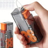 Eine Hand hält einen automatischen Zahnseide-Aufbewahrer und -Dispenser mit orange-schwarzen Komponenten.