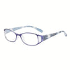 Une paire de lunettes de lecture rectangulaires élégantes avec des montures violet clair et des verres clairs.