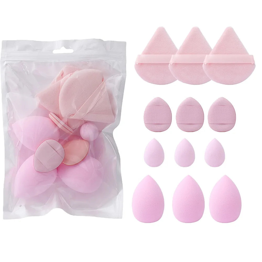 Un set de 12 esponjas de maquillaje rosadas en diversas formas y tamaños, empaquetadas en una bolsa de plástico transparente.