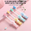 Un set de cuatro cepillos de dientes para niños con ositos de peluche en varios colores pastel, exhibidos sobre un fondo rosa