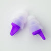 Un par de tapones para los oídos de silicona morados y blancos para reducir el ruido