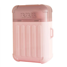 Kit jetable rose pour nettoyer les oreilles, texture côtelée et trois symboles décoratifs sur le dessus.