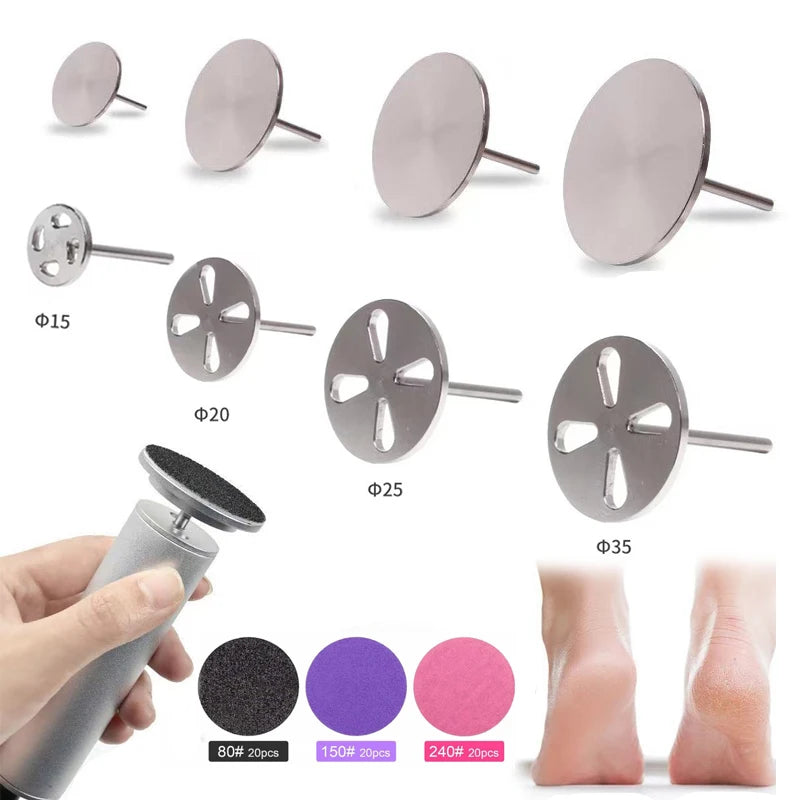 Collection de disques de ponçage interchangeables pour les soins des pieds, en différentes tailles et formes.