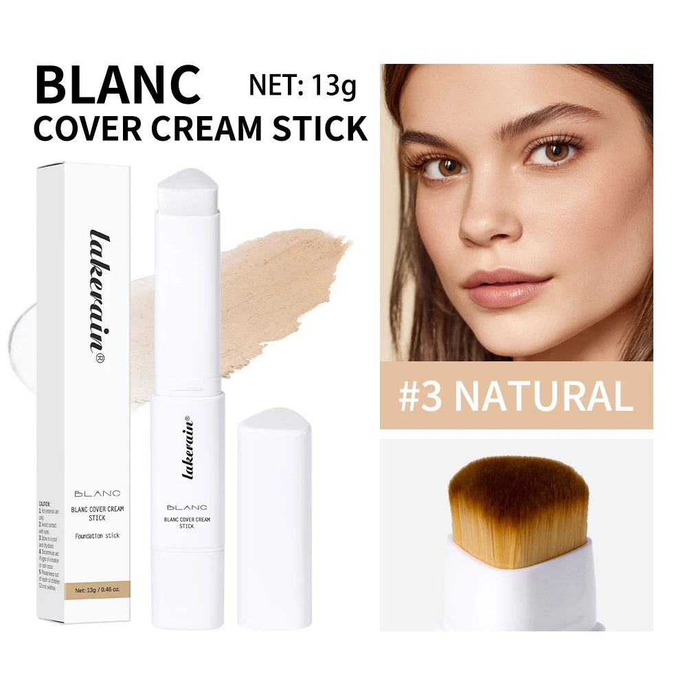 Un bâton de fondation Blanc Cover Cream dans un tube blanc à côté de son emballage et du visage d'un mannequin.