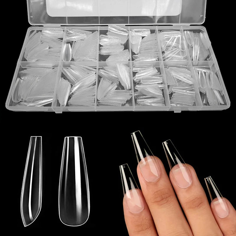 Une boîte en plastique transparent contenant un ensemble de pointes à ongles pressables de différentes formes et tailles, exp