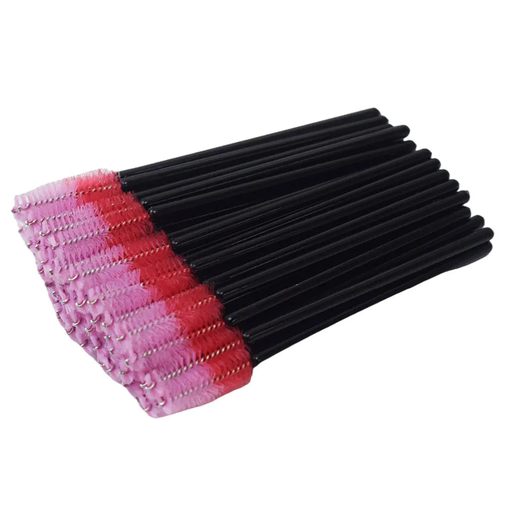 Un set de brosses à cils jetables avec un dégradé de poils noirs et roses.