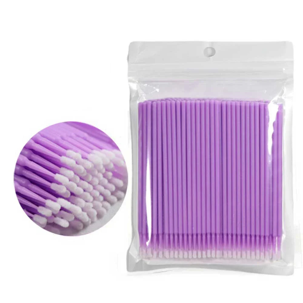 Sac en plastique transparent contenant un set de cotons-tiges violets de précision pour extensions de cils.