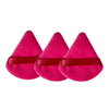 Tres esponjas de maquillaje triangulares rosa brillante con bandas rojas para aplicación