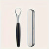 Raspador de lengua de acero inoxidable junto a su estuche cilíndrico cerrado.