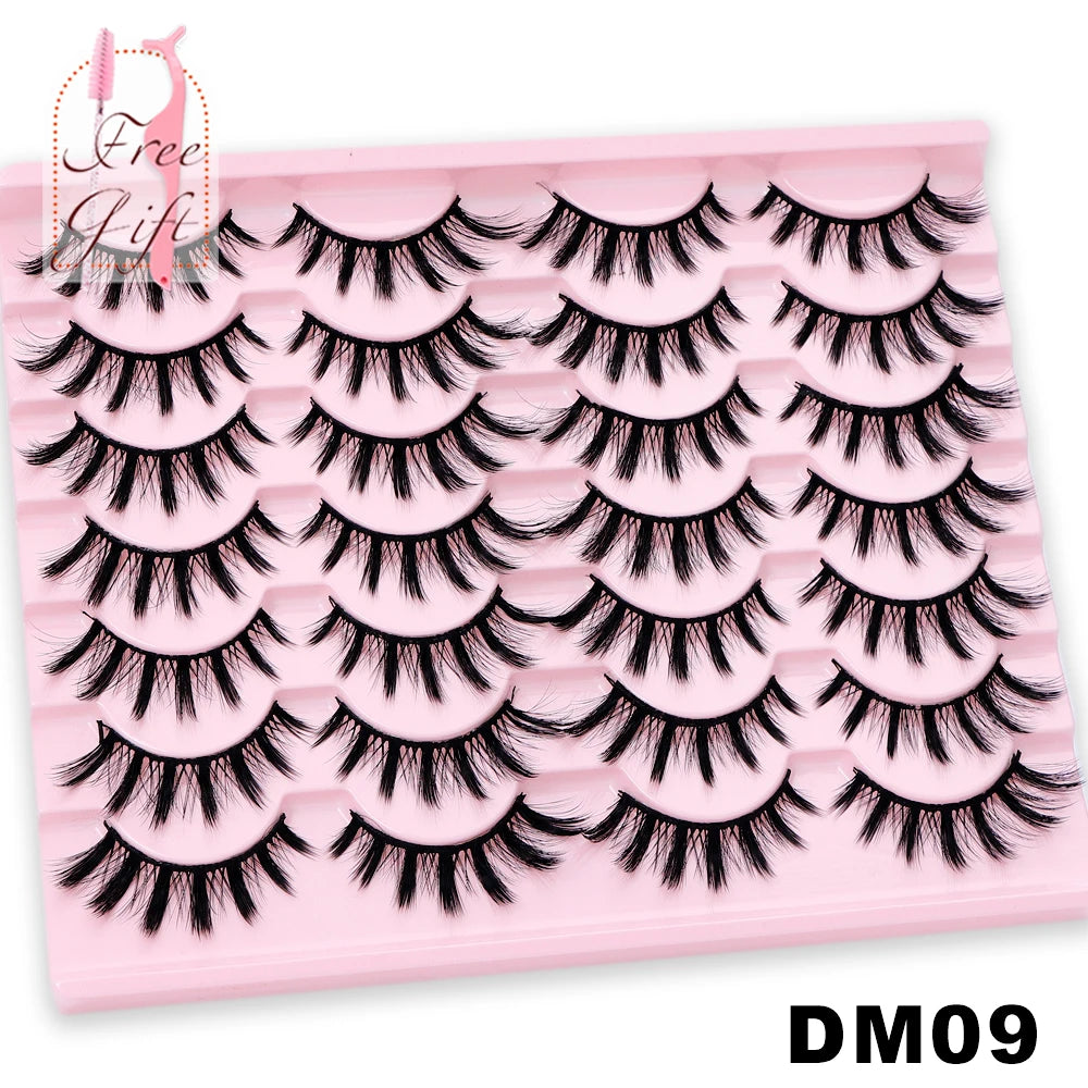 Pinke Plastikschale mit einem Set dramatischer Mink-Falschwimpern.